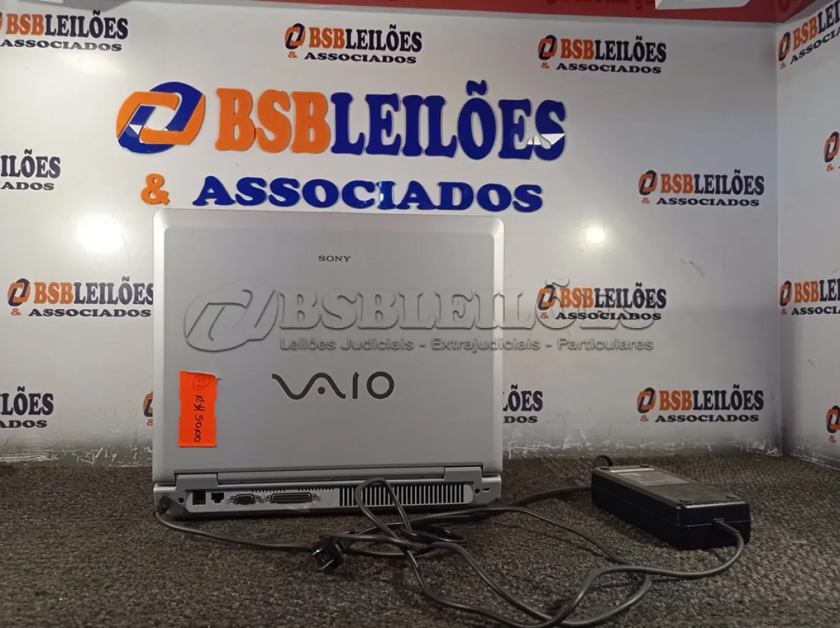 LOTE 033 - 01 NOTEBOOK MARCA SONY. (NO ESTADO) ATENÇÃO! FAZER A VISITAÇÃO ANTES DE ARREMATAR, NÃO SABEMOS SE FUNCIONA. LEILÃO NÃO TEM GARANTIA E NEM DEVOLUÇÃO, SUJEITO A POSSÍVEIS AVARIAS VISÍVEIS/OCULTAS E/OU AUSÊNCIA DE COMPONENTES.
