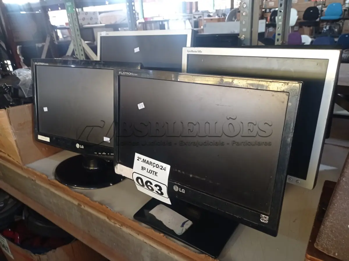 LOTE 063 - 06 MONITORES MARCAS E MODELOS DIVERSOS PARA RETIRADA DE PEÇAS. (NO ESTADO) ATENÇÃO! FAZER A VISITAÇÃO ANTES DE ARREMATAR, NÃO SABEMOS SE FUNCIONA. LEILÃO NÃO TEM GARANTIA E NEM DEVOLUÇÃO, SUJEITO A POSSÍVEIS AVARIAS VISÍVEIS/OCULTAS E/OU AUSÊNCIA DE COMPONENTES.