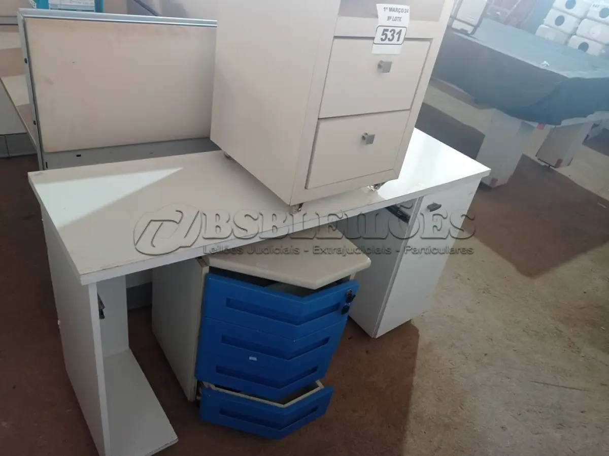 LOTE 531 - 02 GAVETEIROS E 01 MESINHA COM RODINHAS PARA ESCRITÓRIO. (NO ESTADO) ATENÇÃO! FAZER A VISITAÇÃO ANTES DE ARREMATAR, NÃO SABEMOS SE FUNCIONA. LEILÃO NÃO TEM GARANTIA E NEM DEVOLUÇÃO, SUJEITO A POSSÍVEIS AVARIAS VISÍVEIS/OCULTAS E/OU AUSÊNCIA DE COMPONENTES.