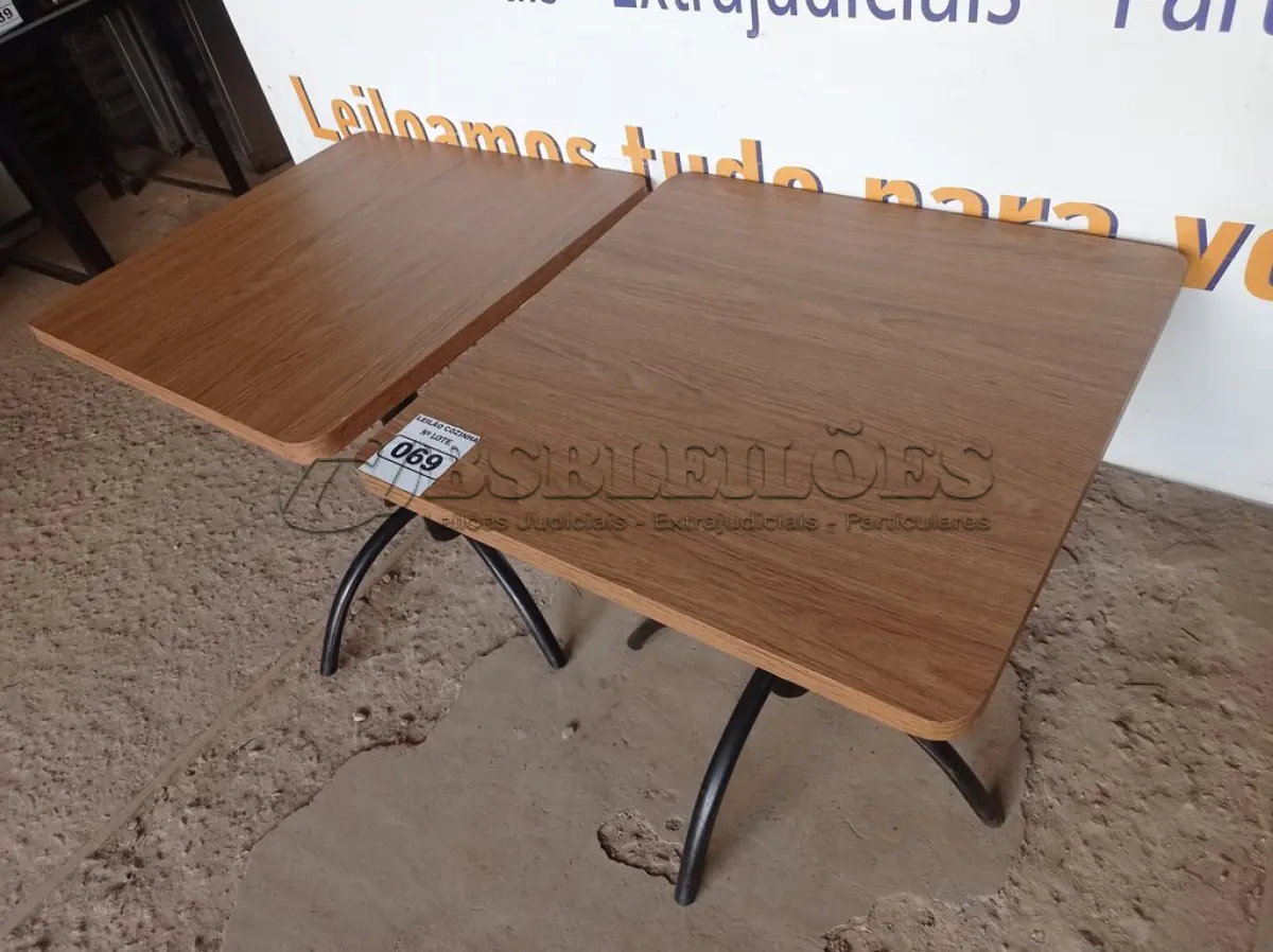 LOTE 069 - 02 MESAS COM TAMPO DE MADEIRA E PÉS DE FERRO MEDINDO 70CMX70CM. (NO ESTADO, NÃO SABEMOS SE FUNCIONA. LEILÃO NÃO TEM GARANTIA E NEM DEVOLUÇÃO).