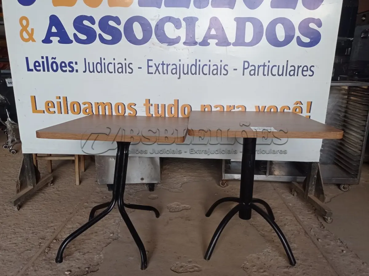 LOTE 070 - 02 MESAS COM TAMPO DE MADEIRA E PÉS DE FERRO MEDINDO 70CMX70CM. (NO ESTADO, NÃO SABEMOS SE FUNCIONA. LEILÃO NÃO TEM GARANTIA E NEM DEVOLUÇÃO).