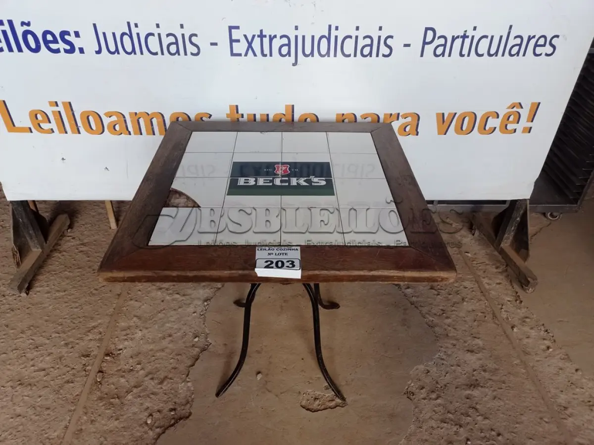 LOTE 203 - 01 MESA COM TAMPO EM AZULEJO E PÉS DE FERRO RETRO. (NO ESTADO, NÃO SABEMOS SE FUNCIONA. LEILÃO NÃO TEM GARANTIA E NEM DEVOLUÇÃO).