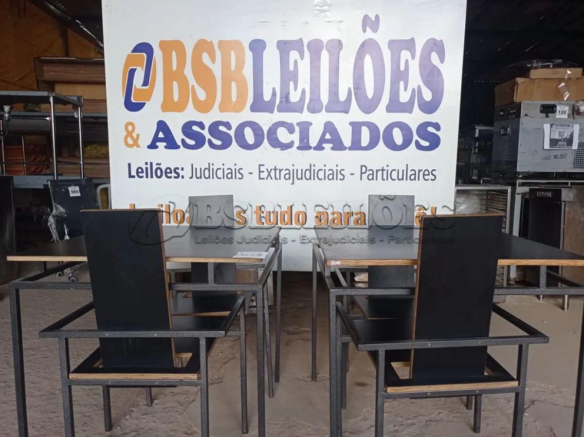 LOTE 032 - 02 MESAS DESIGN ARROJADO COM TAMPO DE MADEIRA E PÉS DE FERRO COM 04 CADEIRAS MEDINDO 80CMX80CM. (NO ESTADO, NÃO SABEMOS SE FUNCIONA. LEILÃO NÃO TEM GARANTIA E NEM DEVOLUÇÃO).