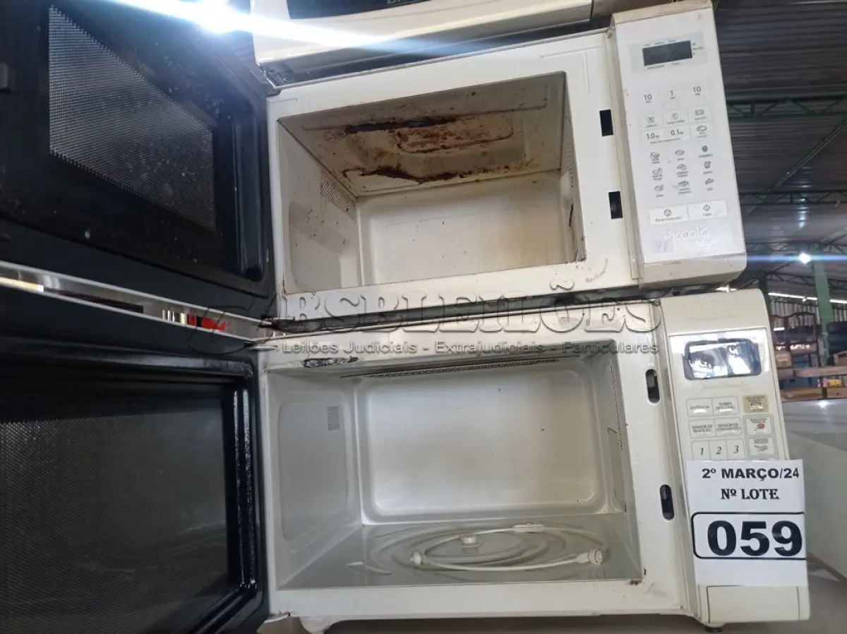 LOTE 059 - 03 MICRO-ONDAS MARCAS E MODELOS DIVERSOS. (NO ESTADO) ATENÇÃO! FAZER A VISITAÇÃO ANTES DE ARREMATAR, NÃO SABEMOS SE FUNCIONA. LEILÃO NÃO TEM GARANTIA E NEM DEVOLUÇÃO, SUJEITO A POSSÍVEIS AVARIAS VISÍVEIS/OCULTAS E/OU AUSÊNCIA DE COMPONENTES.