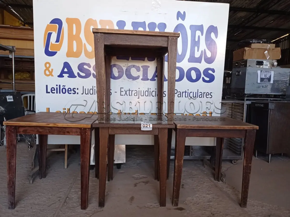LOTE 021 - 04 MESAS EM MADEIRA MEDINDO 80X80CM. (NO ESTADO, NÃO SABEMOS SE FUNCIONA. LEILÃO NÃO TEM GARANTIA E NEM DEVOLUÇÃO).