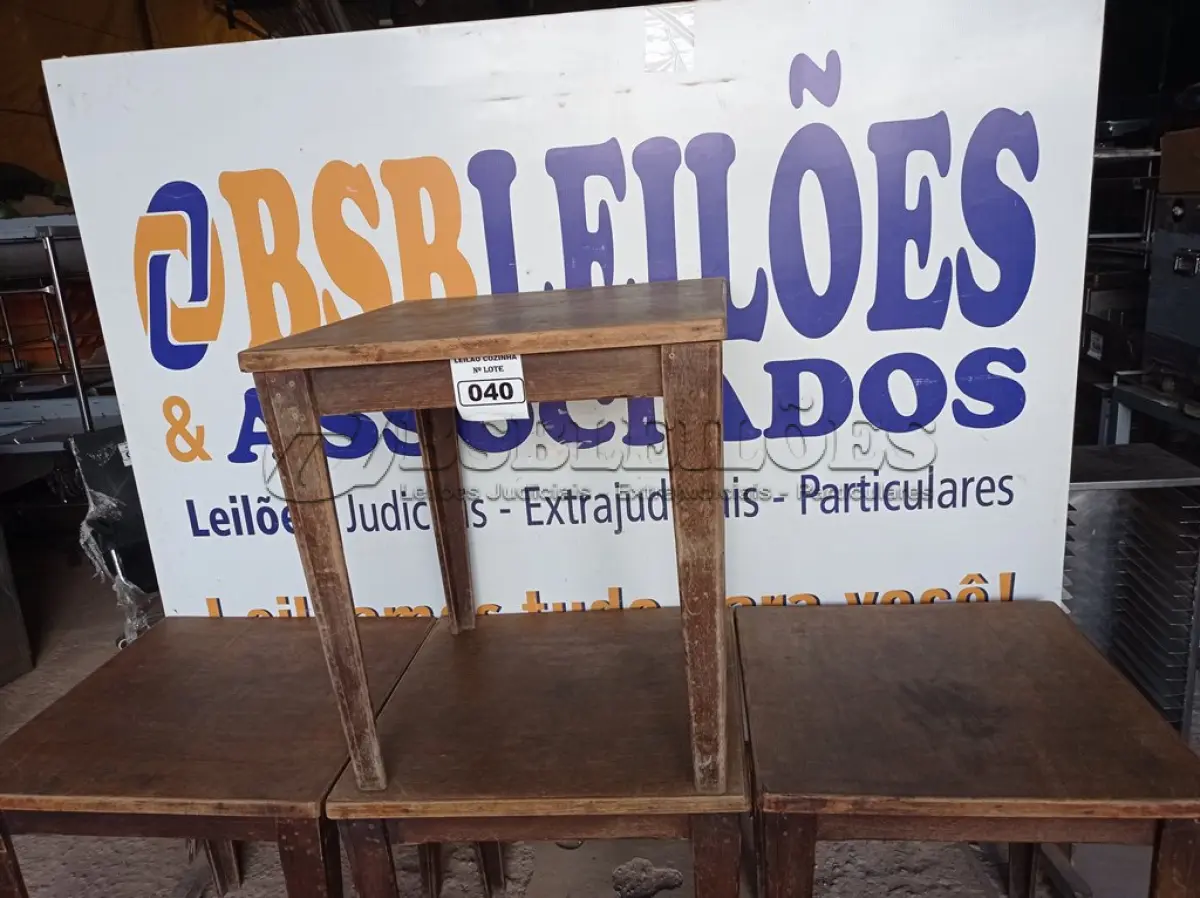 LOTE 040 - 04 MESAS DE MADEIRA MEDINDO 80CMX80CM. (NO ESTADO, NÃO SABEMOS SE FUNCIONA. LEILÃO NÃO TEM GARANTIA E NEM DEVOLUÇÃO).