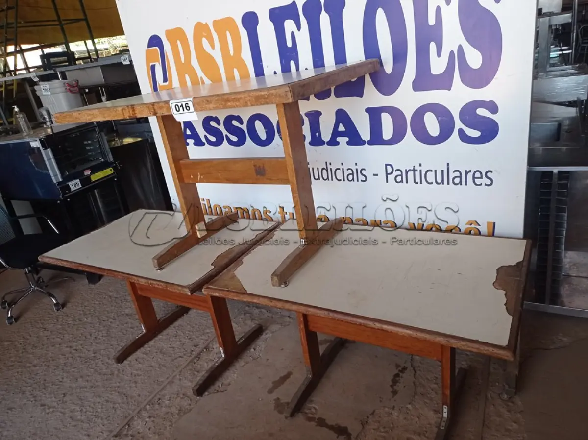 LOTE 016 - 03 MESAS EM MADEIRA MEDINDO 120CMX75CM. (NO ESTADO, NÃO SABEMOS SE FUNCIONA. LEILÃO NÃO TEM GARANTIA E NEM DEVOLUÇÃO).