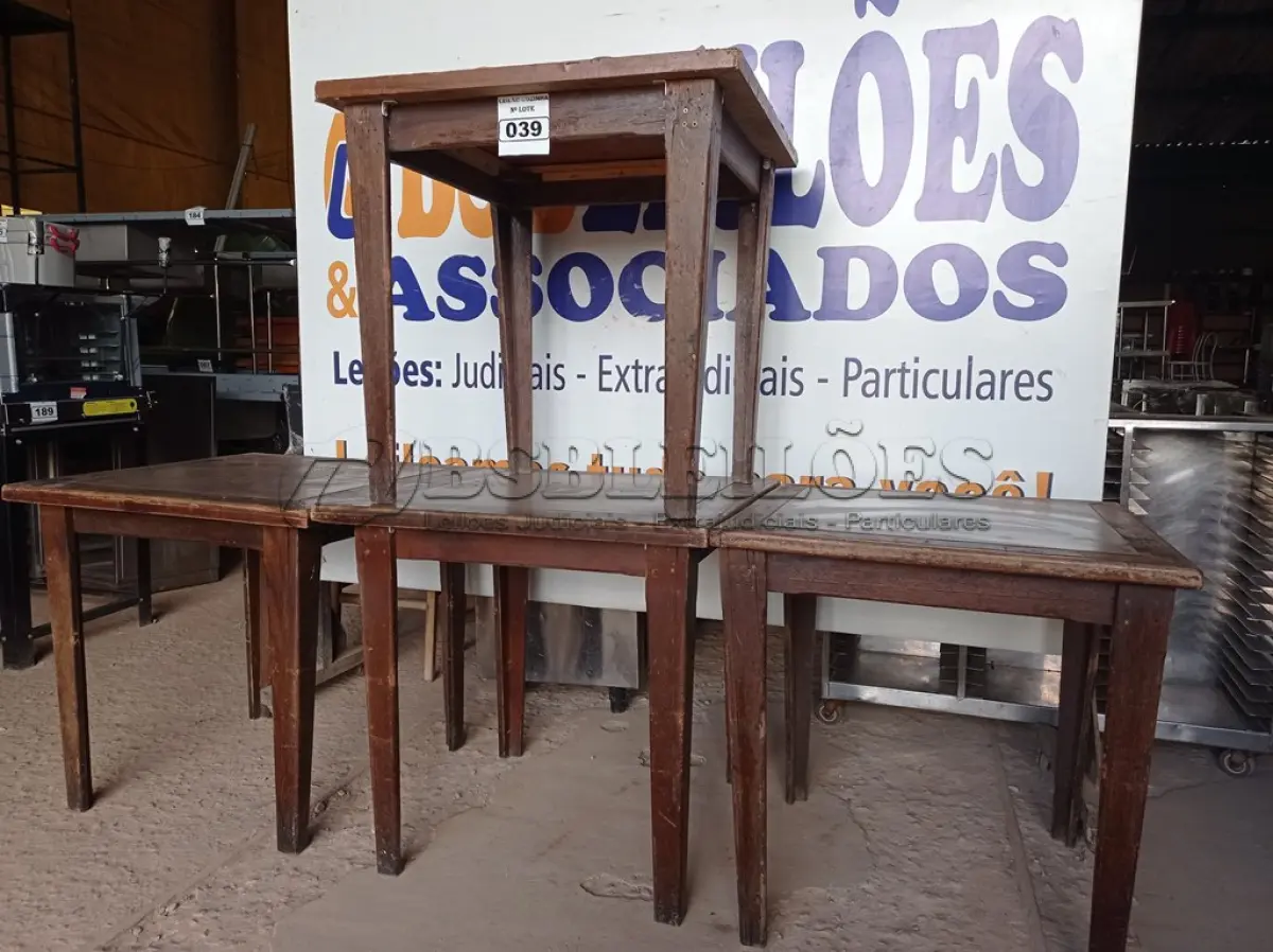 LOTE 039 - 04 MESAS DE MADEIRA MEDINDO 80CMX80CM. (NO ESTADO, NÃO SABEMOS SE FUNCIONA. LEILÃO NÃO TEM GARANTIA E NEM DEVOLUÇÃO).