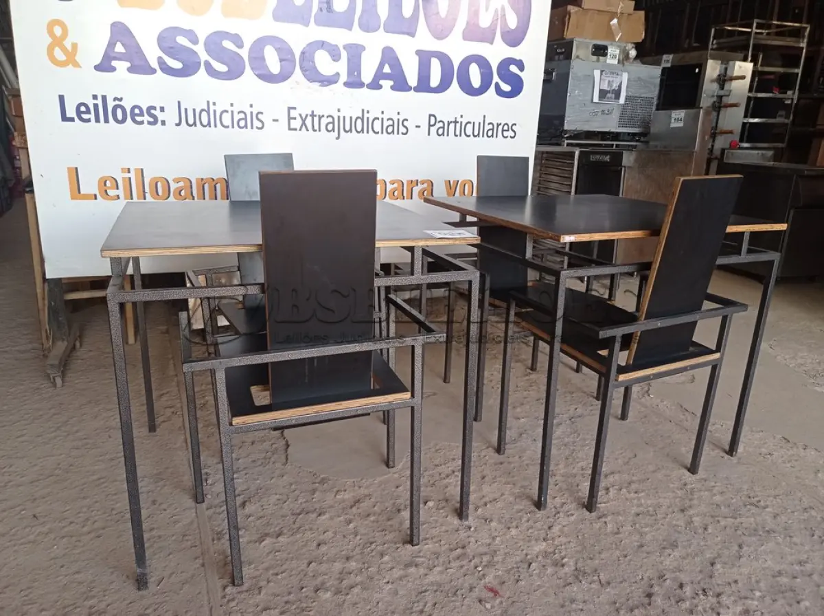 LOTE 028 - 02 MESAS DESIGN ARROJADO COM TAMPO DE MADEIRA E PÉS DE FERRO COM 04 CADEIRAS MEDINDO 80CMX80CM. (NO ESTADO, NÃO SABEMOS SE FUNCIONA. LEILÃO NÃO TEM GARANTIA E NEM DEVOLUÇÃO).