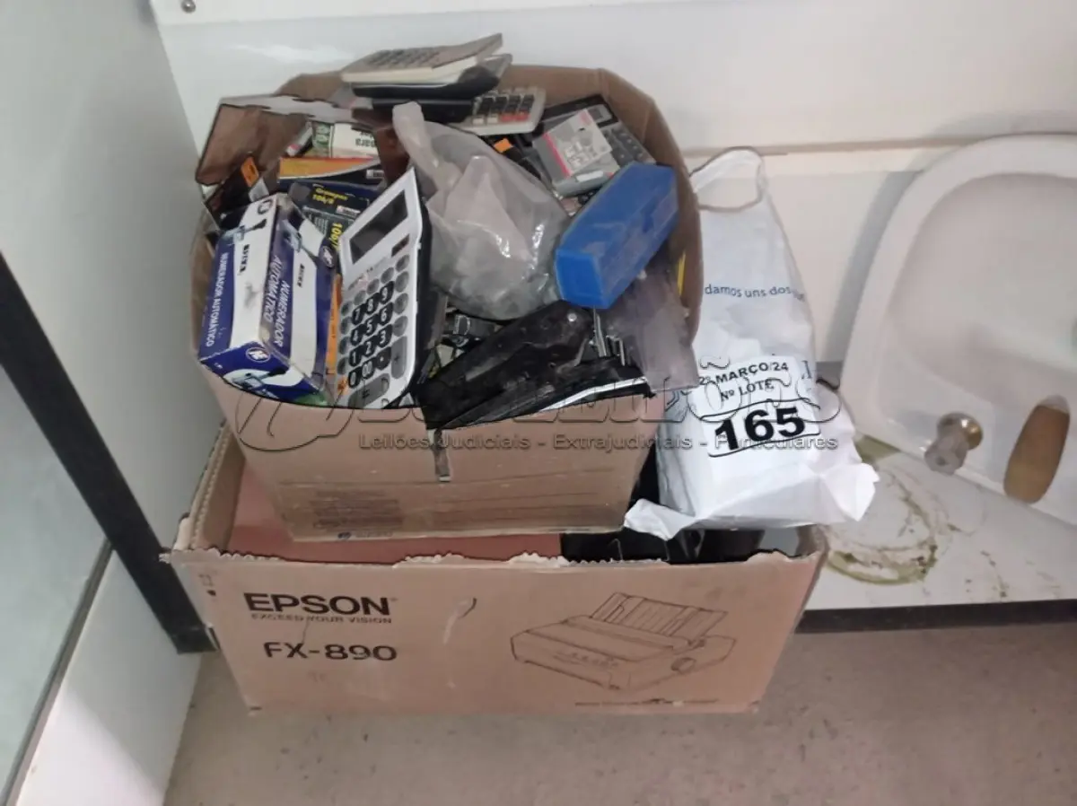 LOTE 165 - 01 LOTE COM MATERIAIS DE ESCRITÓRIO DIVERSOS. (NO ESTADO) ATENÇÃO! FAZER A VISITAÇÃO ANTES DE ARREMATAR, NÃO SABEMOS SE FUNCIONA. LEILÃO NÃO TEM GARANTIA E NEM DEVOLUÇÃO, SUJEITO A POSSÍVEIS AVARIAS VISÍVEIS/OCULTAS E/OU AUSÊNCIA DE COMPONENTES.
