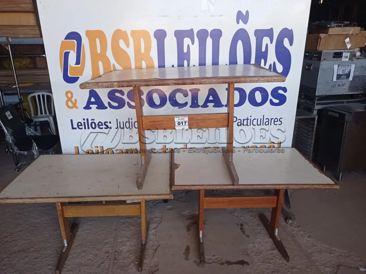 LOTE 017 - 03 MESAS DE MADEIRA MEDINDO 120CMX75CM. (NO ESTADO, NÃO SABEMOS SE FUNCIONA. LEILÃO NÃO TEM GARANTIA E NEM DEVOLUÇÃO).