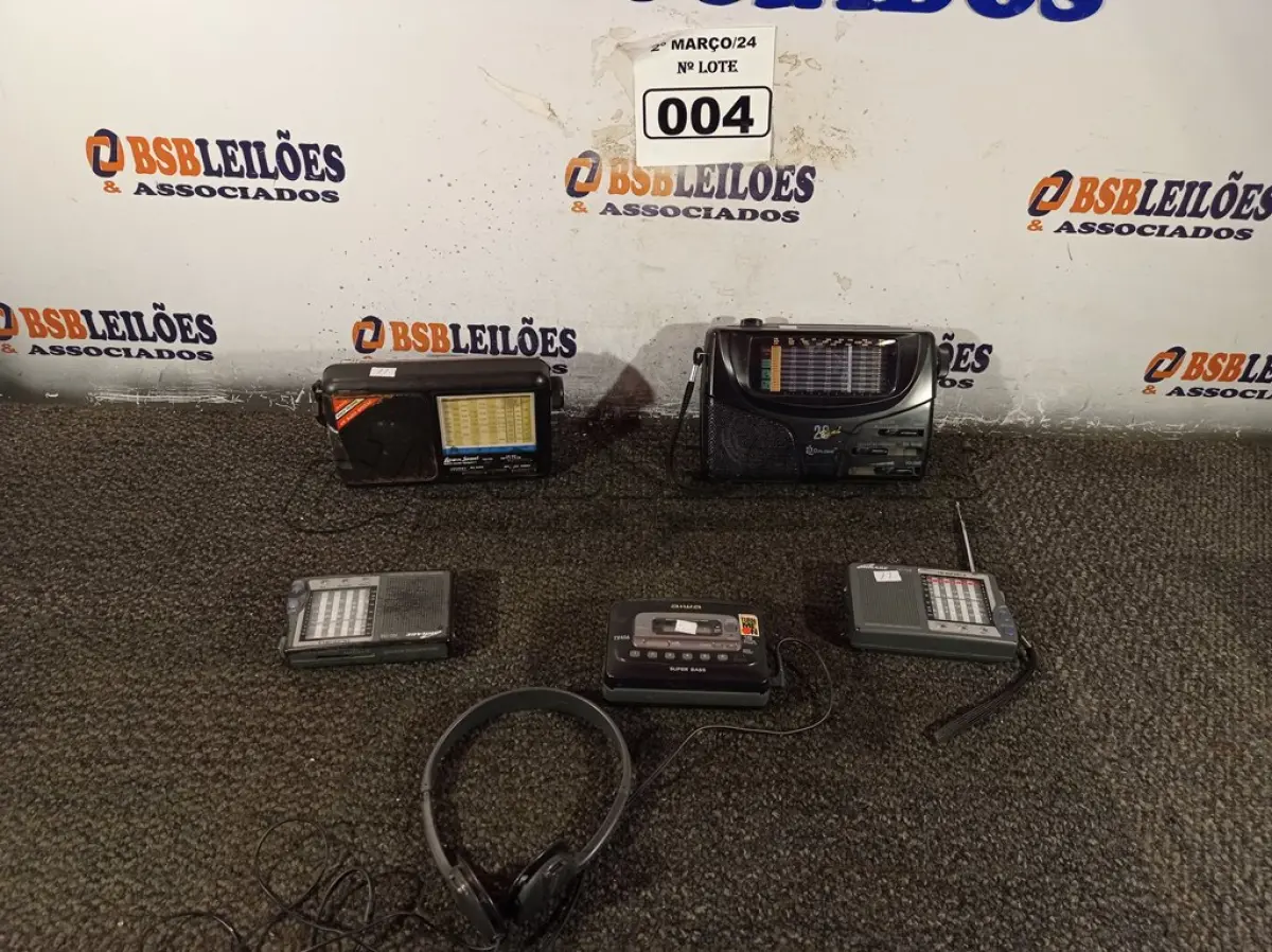 LOTE 004 - 01 WALKMAN E 04 RÁDIOS MARCAS E MODELOS DIVERSOS. (NO ESTADO) ATENÇÃO! FAZER A VISITAÇÃO ANTES DE ARREMATAR, NÃO SABEMOS SE FUNCIONA. LEILÃO NÃO TEM GARANTIA E NEM DEVOLUÇÃO, SUJEITO A POSSÍVEIS AVARIAS VISÍVEIS/OCULTAS E/OU AUSÊNCIA DE COMPONENTES.