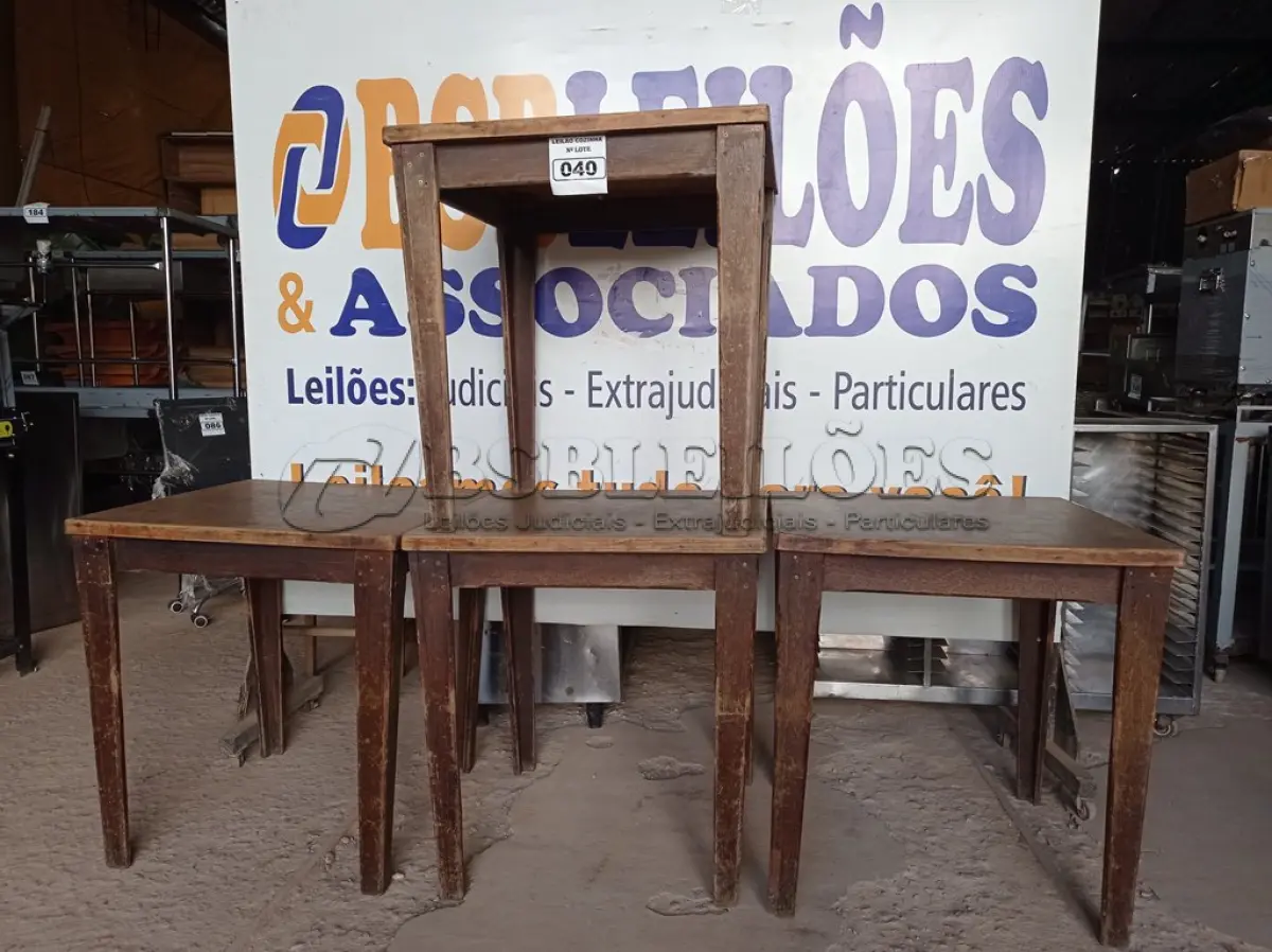 LOTE 040 - 04 MESAS DE MADEIRA MEDINDO 80CMX80CM. (NO ESTADO, NÃO SABEMOS SE FUNCIONA. LEILÃO NÃO TEM GARANTIA E NEM DEVOLUÇÃO).