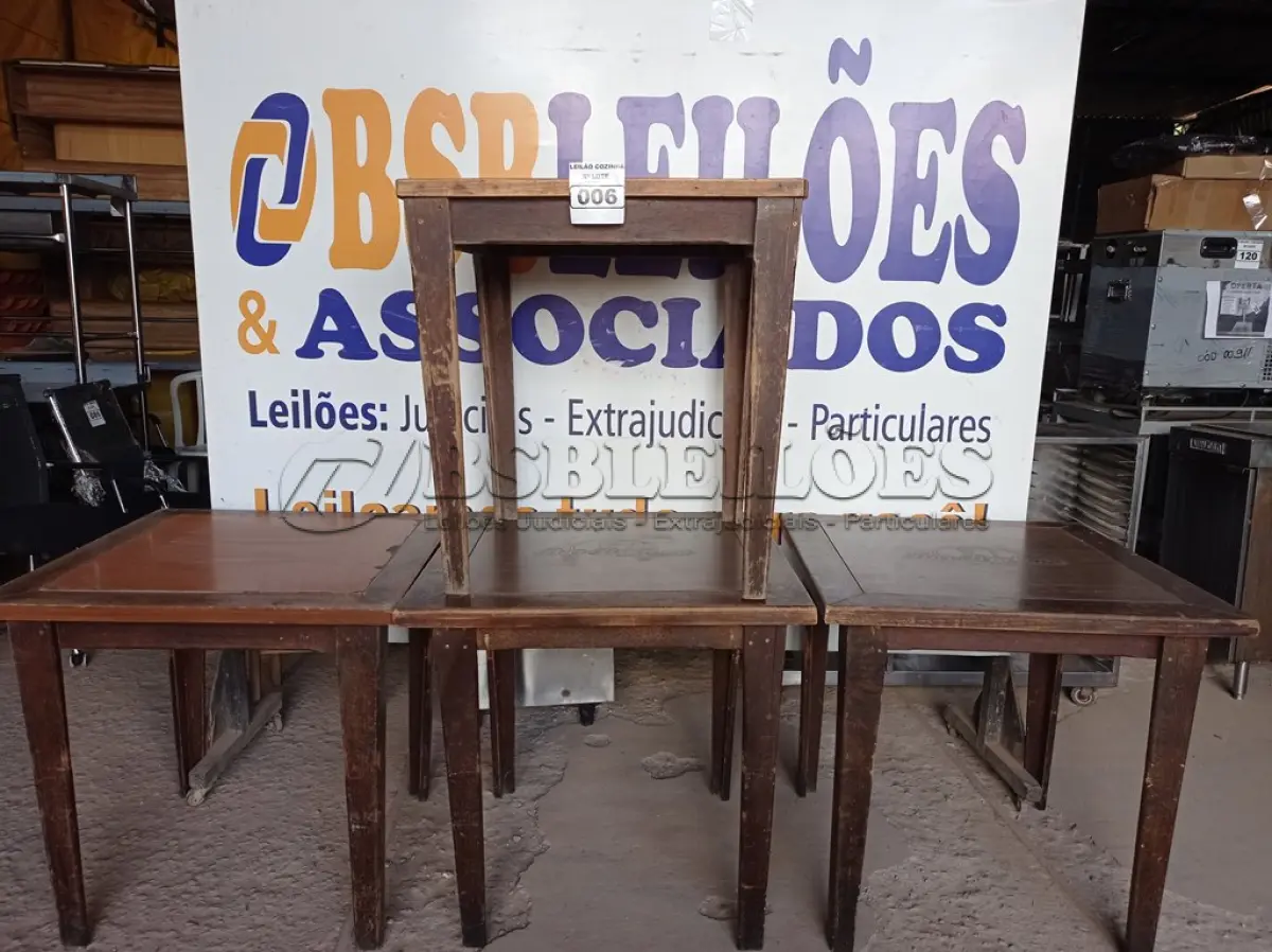 LOTE 006 - 04 MESAS EM MADEIRA MEDINDO 80X80CM. (NO ESTADO, NÃO SABEMOS SE FUNCIONA. LEILÃO NÃO TEM GARANTIA E NEM DEVOLUÇÃO).