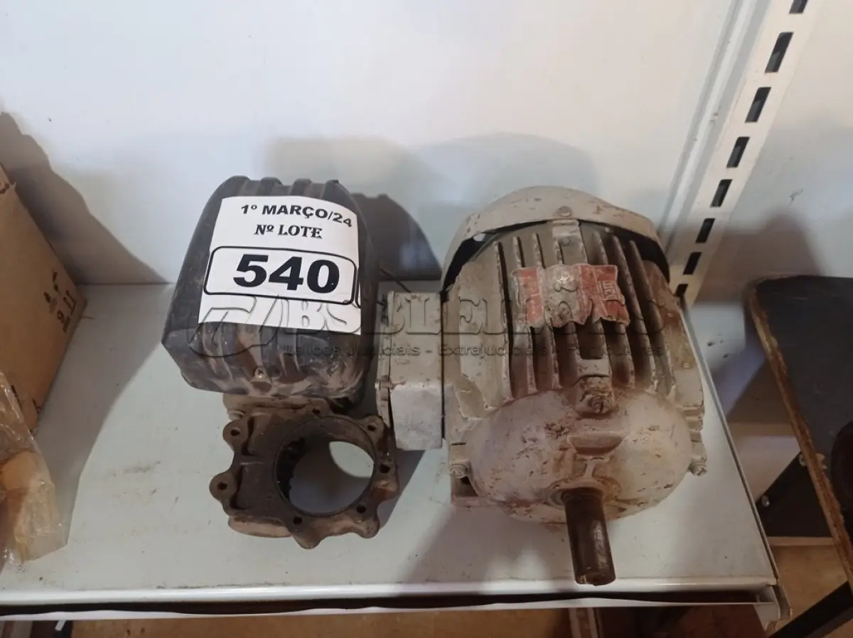 LOTE 540 - 01 MOTOR ELÉTRICO E 01 SUCATA DE MOTOR. (NO ESTADO) ATENÇÃO! FAZER A VISITAÇÃO ANTES DE ARREMATAR, NÃO SABEMOS SE FUNCIONA. LEILÃO NÃO TEM GARANTIA E NEM DEVOLUÇÃO, SUJEITO A POSSÍVEIS AVARIAS VISÍVEIS/OCULTAS E/OU AUSÊNCIA DE COMPONENTES.