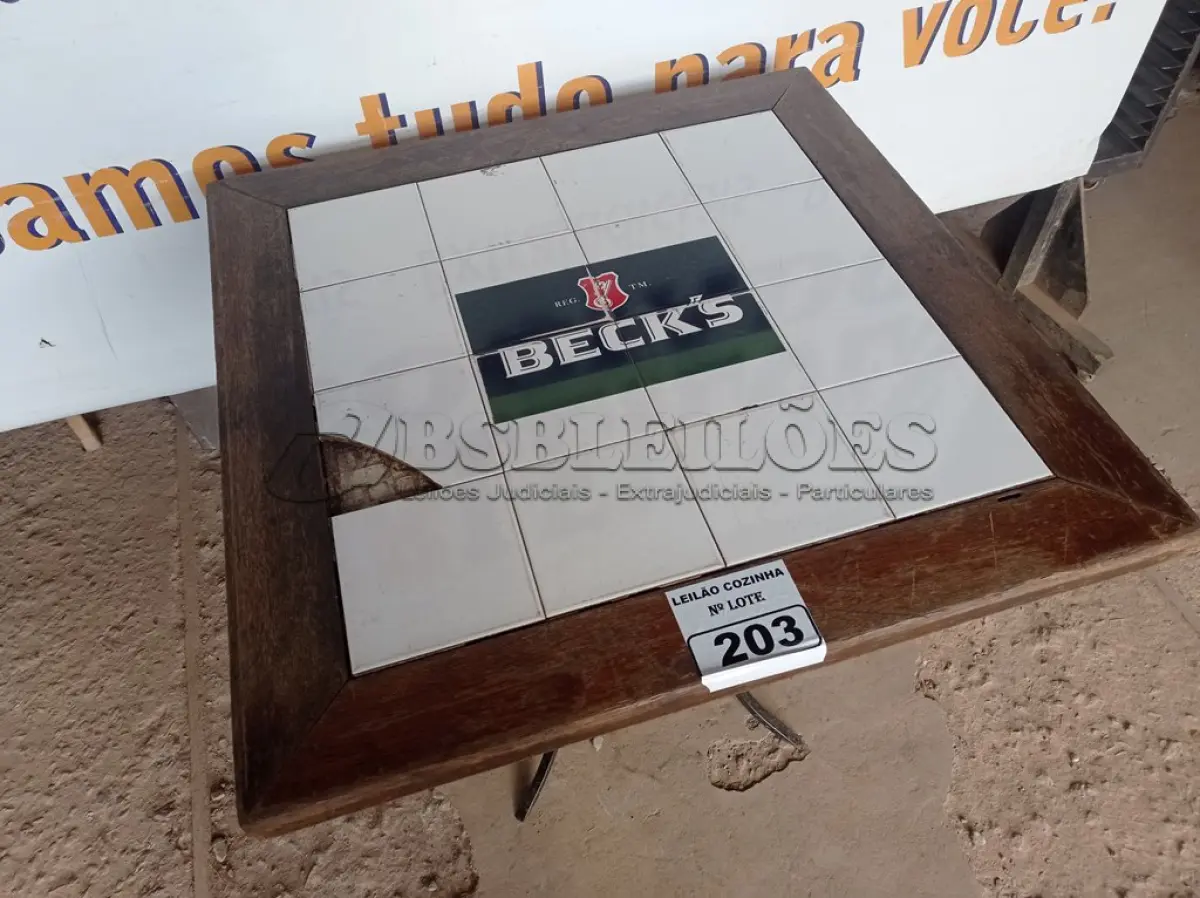LOTE 203 - 01 MESA COM TAMPO EM AZULEJO E PÉS DE FERRO RETRO. (NO ESTADO, NÃO SABEMOS SE FUNCIONA. LEILÃO NÃO TEM GARANTIA E NEM DEVOLUÇÃO).