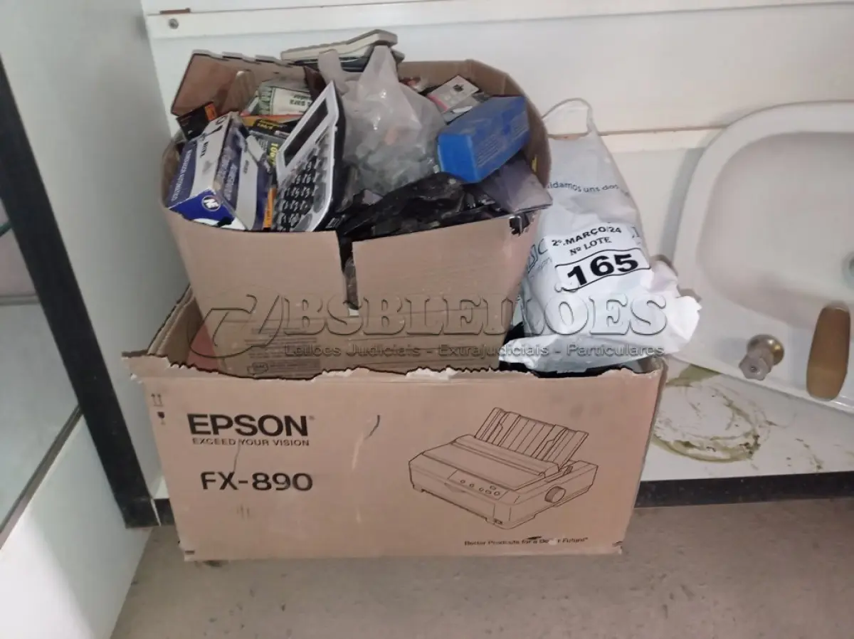 LOTE 165 - 01 LOTE COM MATERIAIS DE ESCRITÓRIO DIVERSOS. (NO ESTADO) ATENÇÃO! FAZER A VISITAÇÃO ANTES DE ARREMATAR, NÃO SABEMOS SE FUNCIONA. LEILÃO NÃO TEM GARANTIA E NEM DEVOLUÇÃO, SUJEITO A POSSÍVEIS AVARIAS VISÍVEIS/OCULTAS E/OU AUSÊNCIA DE COMPONENTES.