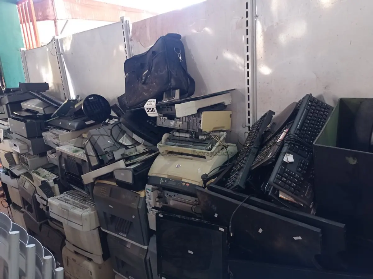 LOTE 550 - 01 LOTE DE SUCATAS DE IMPRESSORAS E MATERIAIS DIVERSOS. (NO ESTADO) ATENÇÃO! FAZER A VISITAÇÃO ANTES DE ARREMATAR, NÃO SABEMOS SE FUNCIONA. LEILÃO NÃO TEM GARANTIA E NEM DEVOLUÇÃO, SUJEITO A POSSÍVEIS AVARIAS VISÍVEIS/OCULTAS E/OU AUSÊNCIA DE COMPONENTES.