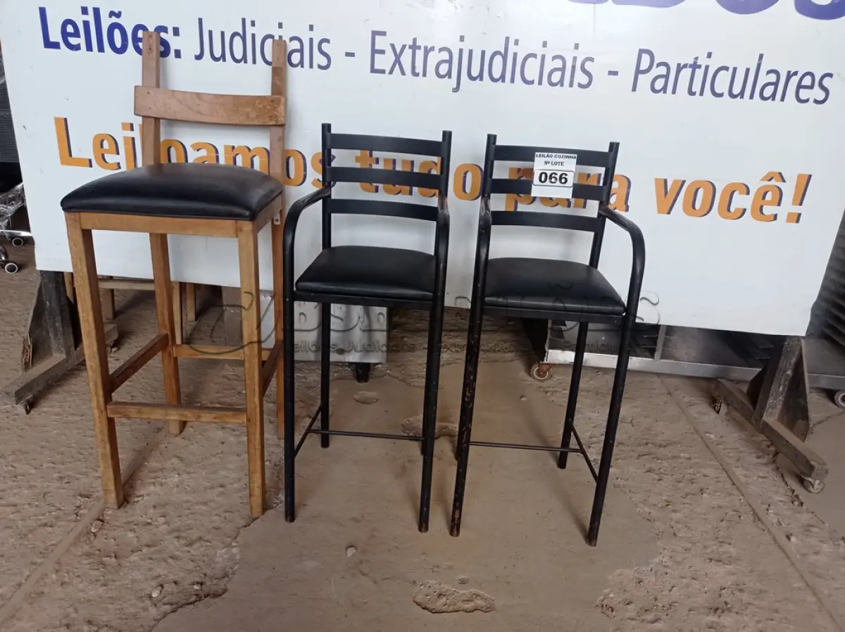 LOTE 066 - 02 CADEIRINHAS INFANTIL E 01 BANQUETA. (NO ESTADO, NÃO SABEMOS SE FUNCIONA. LEILÃO NÃO TEM GARANTIA E NEM DEVOLUÇÃO).