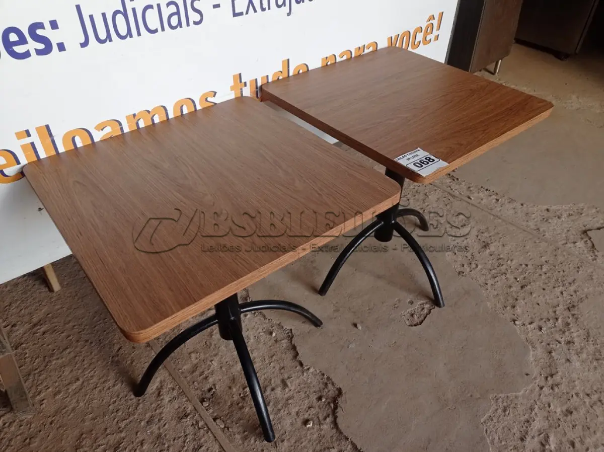 LOTE 068 - 02 MESAS COM TAMPO DE MADEIRA E PÉS DE FERRO MEDINDO 70CMX70CM. (NO ESTADO, NÃO SABEMOS SE FUNCIONA. LEILÃO NÃO TEM GARANTIA E NEM DEVOLUÇÃO).