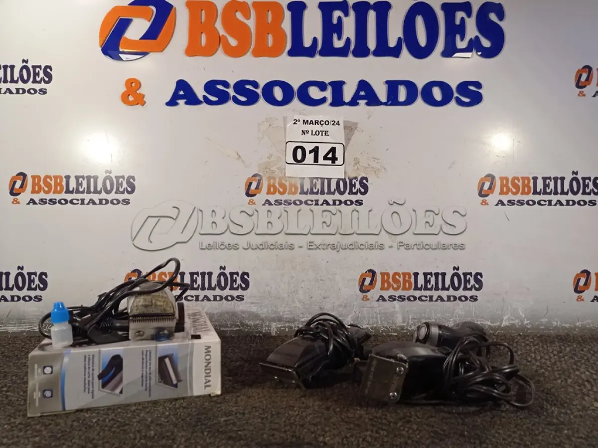 LOTE 014 - 01 BARBEADOR E 03 MÁQUINAS DE CORTAR CABELO MARCAS E MODELOS DIVERSOS. (NO ESTADO) ATENÇÃO! FAZER A VISITAÇÃO ANTES DE ARREMATAR, NÃO SABEMOS SE FUNCIONA. LEILÃO NÃO TEM GARANTIA E NEM DEVOLUÇÃO, SUJEITO A POSSÍVEIS AVARIAS VISÍVEIS/OCULTAS E/OU AUSÊNCIA DE COMPONENTES.