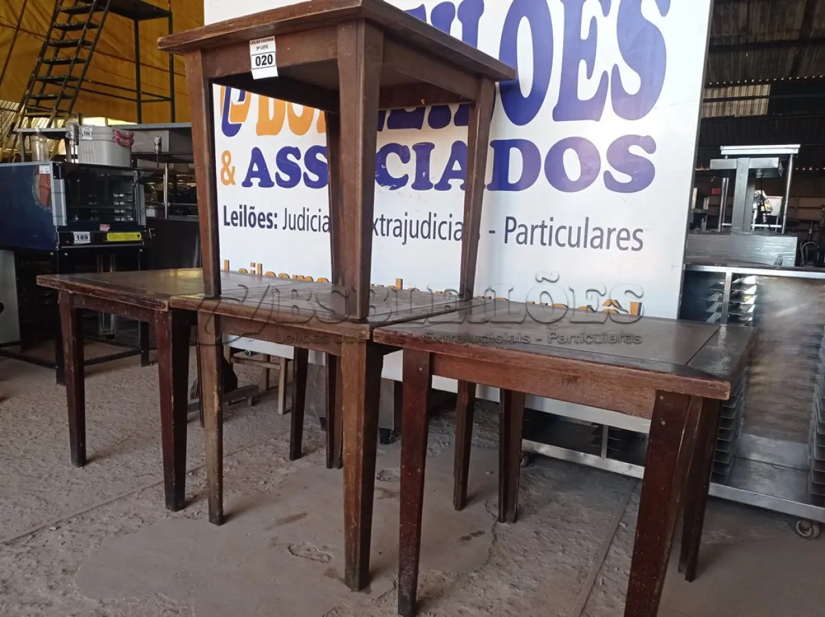 LOTE 020 - 04 MESAS EM MADEIRA MEDINDO 80X80CM. (NO ESTADO, NÃO SABEMOS SE FUNCIONA. LEILÃO NÃO TEM GARANTIA E NEM DEVOLUÇÃO).