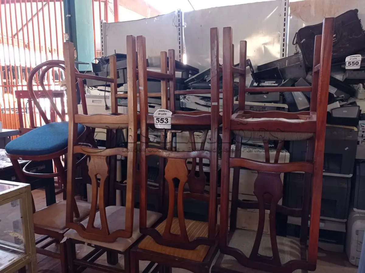LOTE 553 - 08 CADEIRAS EM MADEIRA COM ASSENTO ALMOFADADO (NO ESTADO) ATENÇÃO! FAZER A VISITAÇÃO ANTES DE ARREMATAR, NÃO SABEMOS SE FUNCIONA. LEILÃO NÃO TEM GARANTIA E NEM DEVOLUÇÃO, SUJEITO A POSSÍVEIS AVARIAS VISÍVEIS/OCULTAS E/OU AUSÊNCIA DE COMPONENTES.