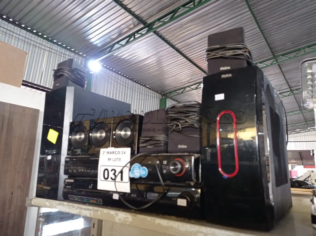 LOTE 031 - 02 APARELHOS DE DVD HOME THEATER MARCAS E MODELOS DIVERSOS. (NO ESTADO) ATENÇÃO! FAZER A VISITAÇÃO ANTES DE ARREMATAR, NÃO SABEMOS SE FUNCIONA. LEILÃO NÃO TEM GARANTIA E NEM DEVOLUÇÃO, SUJEITO A POSSÍVEIS AVARIAS VISÍVEIS/OCULTAS E/OU AUSÊNCIA DE COMPONENTES.