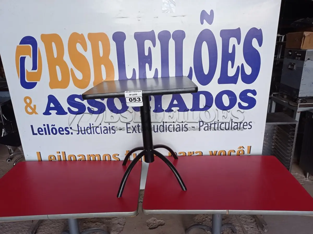 LOTE 053 - 03 MESAS DE MADEIRA E PÉS DE FERRO MEDIDAS VARIADAS. (NO ESTADO, NÃO SABEMOS SE FUNCIONA. LEILÃO NÃO TEM GARANTIA E NEM DEVOLUÇÃO).