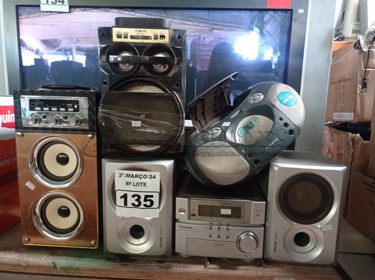 LOTE 135 - 01 TECLADO MUSICAL E 04 APARELHOS DE SOM MARCAS E MODELOS DIVERSOS. (NO ESTADO) ATENÇÃO! FAZER A VISITAÇÃO ANTES DE ARREMATAR, NÃO SABEMOS SE FUNCIONA. LEILÃO NÃO TEM GARANTIA E NEM DEVOLUÇÃO, SUJEITO A POSSÍVEIS AVARIAS VISÍVEIS/OCULTAS E/OU AUSÊNCIA DE COMPONENTES.