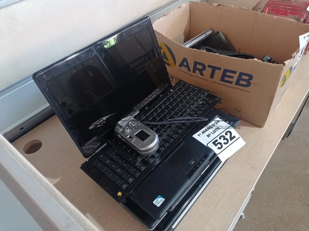 LOTE 532 - 04 NOTEBOOKS, 02 TECLADOS E 01 MÁQUINA FOTOGRÁFICA ANTIGA PARA RETIRADA DE PEÇAS, (NO ESTADO) ATENÇÃO! FAZER A VISITAÇÃO ANTES DE ARREMATAR, NÃO SABEMOS SE FUNCIONA. LEILÃO NÃO TEM GARANTIA E NEM DEVOLUÇÃO, SUJEITO A POSSÍVEIS AVARIAS VISÍVEIS/OCULTAS E/OU AUSÊNCIA DE COMPONENTES.