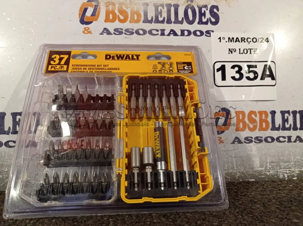 LOTE 135 - 01 KIT 37 PEÇAS PARA PARAFUSADEIRA COM ESTOJO MARCA DEWALT. (NOVO) (NO ESTADO) ATENÇÃO! FAZER A VISITAÇÃO ANTES DE ARREMATAR, NÃO SABEMOS SE FUNCIONA. LEILÃO NÃO TEM GARANTIA E NEM DEVOLUÇÃO, SUJEITO A POSSÍVEIS AVARIAS VISÍVEIS/OCULTAS E/OU AUSÊNCIA DE COMPONENTES.