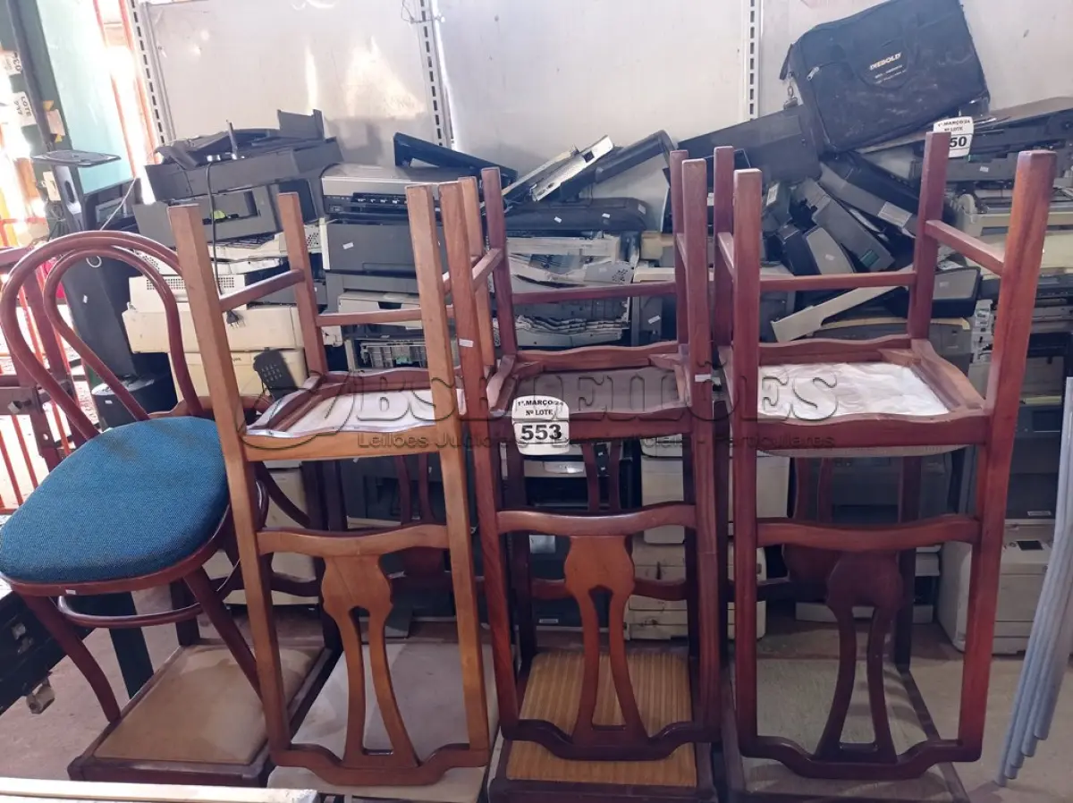 LOTE 553 - 08 CADEIRAS EM MADEIRA COM ASSENTO ALMOFADADO (NO ESTADO) ATENÇÃO! FAZER A VISITAÇÃO ANTES DE ARREMATAR, NÃO SABEMOS SE FUNCIONA. LEILÃO NÃO TEM GARANTIA E NEM DEVOLUÇÃO, SUJEITO A POSSÍVEIS AVARIAS VISÍVEIS/OCULTAS E/OU AUSÊNCIA DE COMPONENTES.