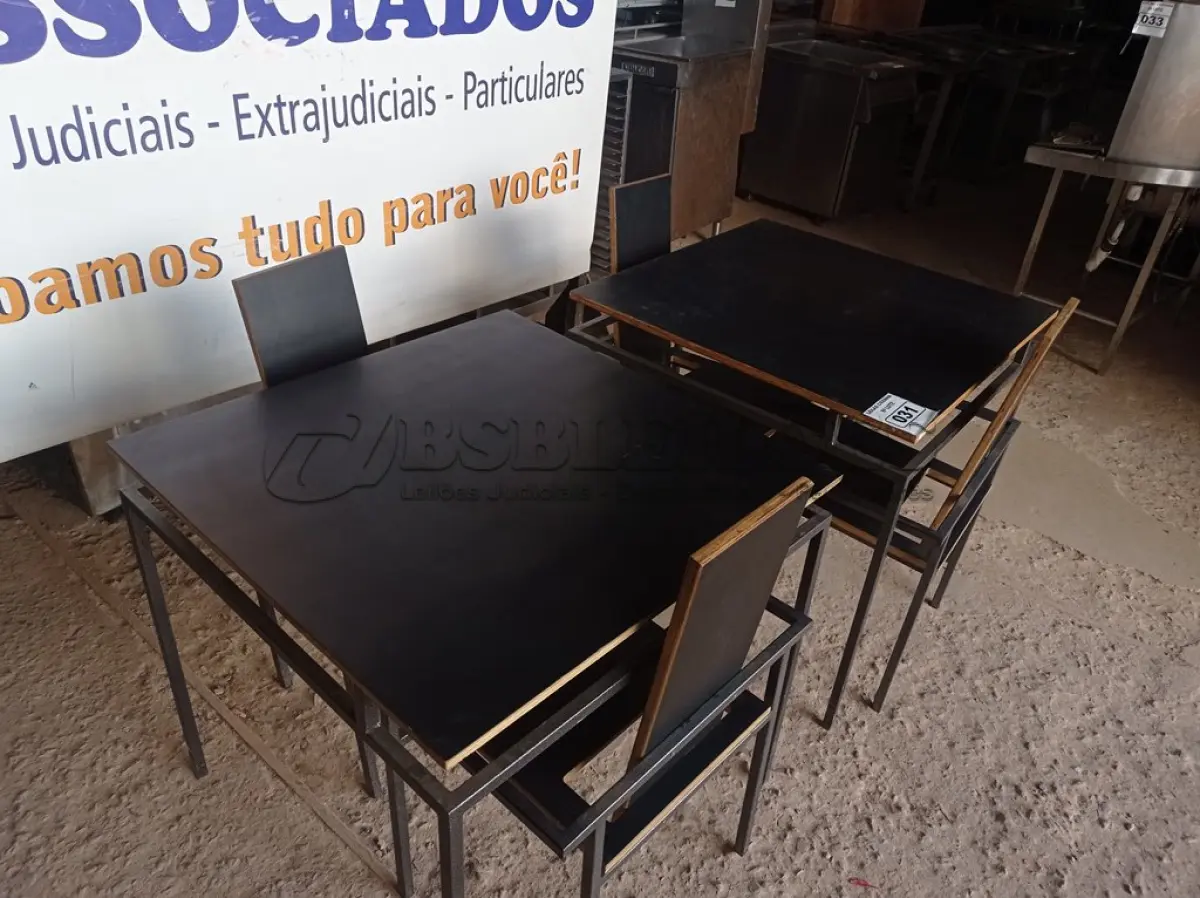 LOTE 032 - 02 MESAS DESIGN ARROJADO COM TAMPO DE MADEIRA E PÉS DE FERRO COM 04 CADEIRAS MEDINDO 80CMX80CM. (NO ESTADO, NÃO SABEMOS SE FUNCIONA. LEILÃO NÃO TEM GARANTIA E NEM DEVOLUÇÃO).