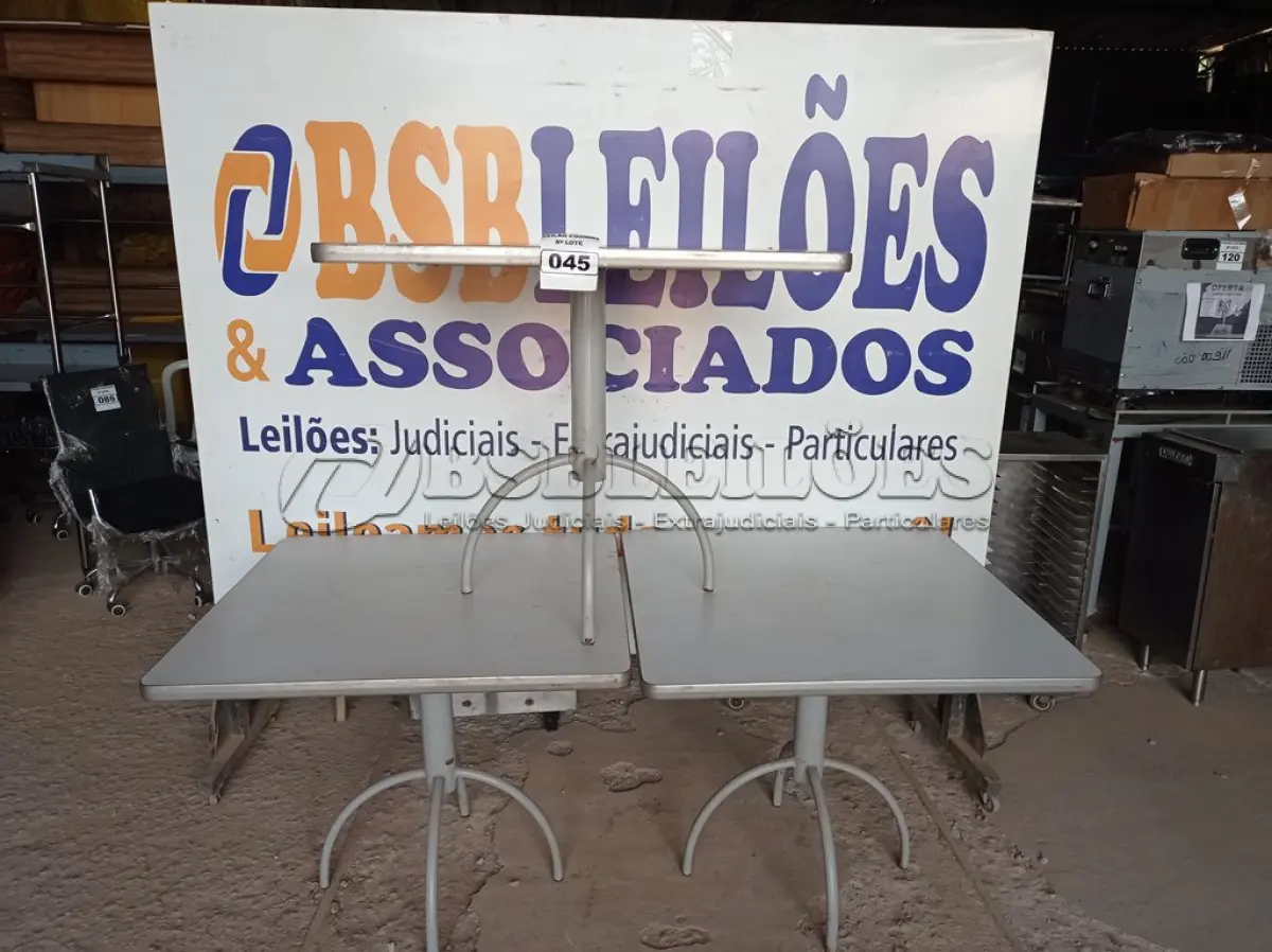LOTE 045 - 03 MESAS COM TAMPO DE MADEIRAS E PÉS DE FERRO MEDINDO 90CMX90CM. (NO ESTADO, NÃO SABEMOS SE FUNCIONA. LEILÃO NÃO TEM GARANTIA E NEM DEVOLUÇÃO).