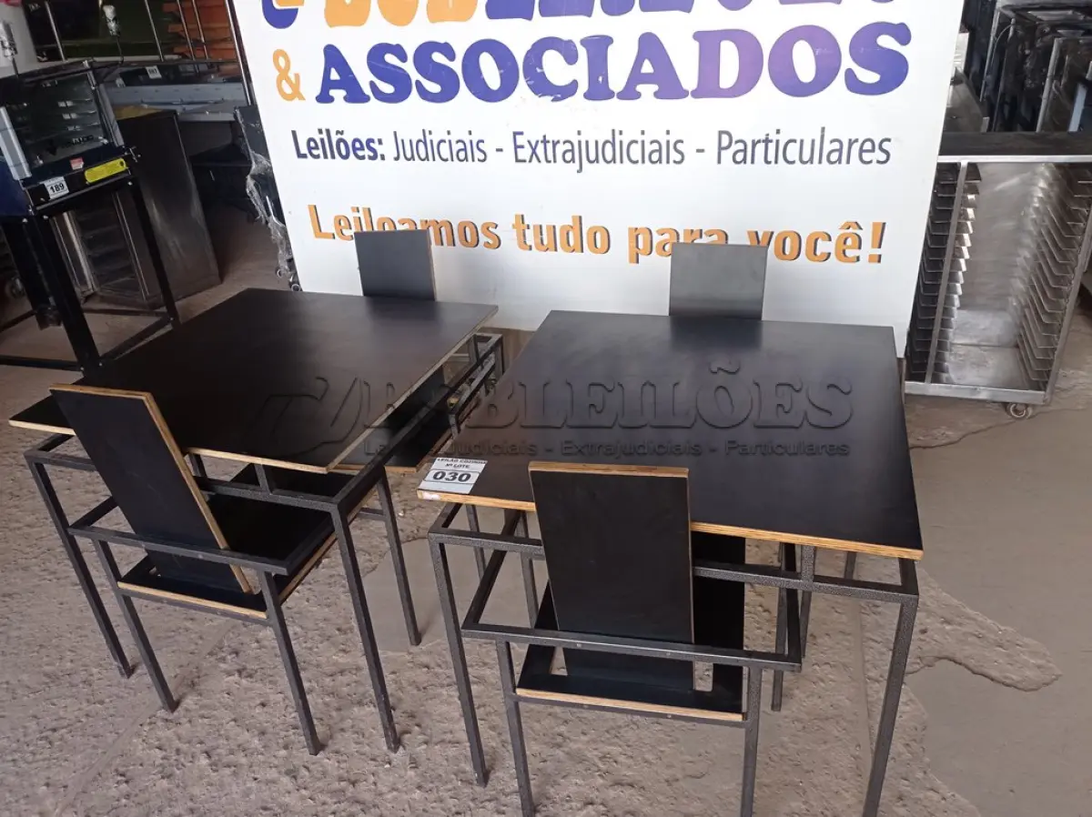 LOTE 030 - 02 MESAS DESIGN ARROJADO COM TAMPO DE MADEIRA E PÉS DE FERRO COM 04 CADEIRAS MEDINDO 80CMX80CM. (NO ESTADO, NÃO SABEMOS SE FUNCIONA. LEILÃO NÃO TEM GARANTIA E NEM DEVOLUÇÃO).