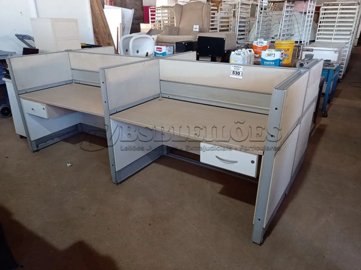 LOTE 530 - 01 BAIA PARA ESCRITORIO COM 04 LUGARES. (NO ESTADO) ATENÇÃO! FAZER A VISITAÇÃO ANTES DE ARREMATAR, NÃO SABEMOS SE FUNCIONA. LEILÃO NÃO TEM GARANTIA E NEM DEVOLUÇÃO, SUJEITO A POSSÍVEIS AVARIAS VISÍVEIS/OCULTAS E/OU AUSÊNCIA DE COMPONENTES.