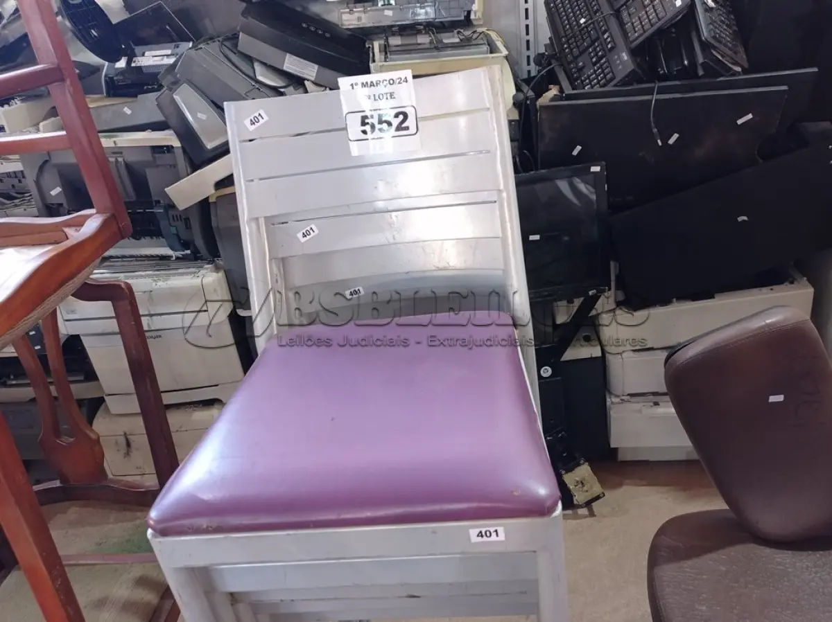 LOTE 552 - 05 CADEIRAS ALTAS COM BASE DE FERRO E ACENTO ALMOFADADO. (NO ESTADO) ATENÇÃO! FAZER A VISITAÇÃO ANTES DE ARREMATAR, NÃO SABEMOS SE FUNCIONA. LEILÃO NÃO TEM GARANTIA E NEM DEVOLUÇÃO, SUJEITO A POSSÍVEIS AVARIAS VISÍVEIS/OCULTAS E/OU AUSÊNCIA DE COMPONENTES.