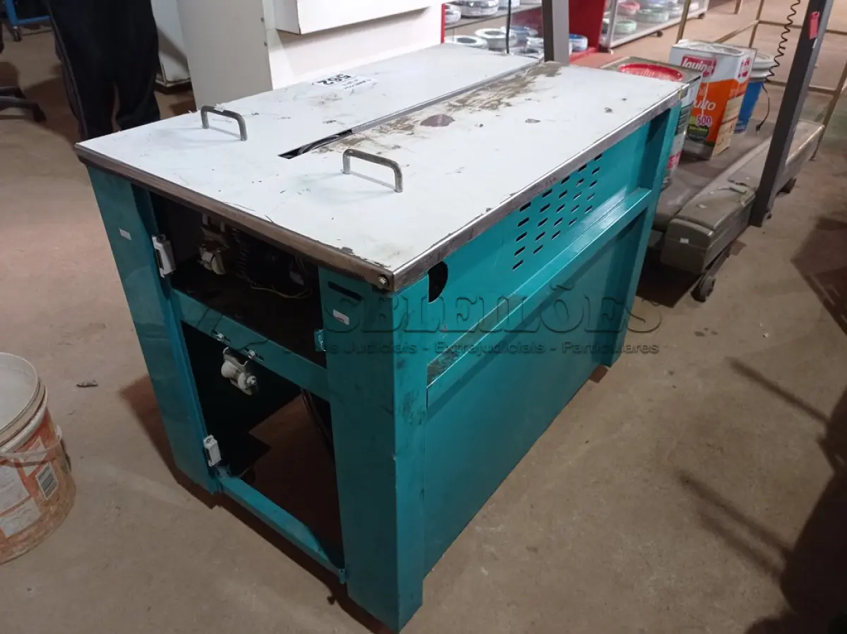 LOTE 562 - 01 MAQUINA ELÉTRICA ARQUEADORA DE FITA. (NO ESTADO) ATENÇÃO! FAZER A VISITAÇÃO ANTES DE ARREMATAR, NÃO SABEMOS SE FUNCIONA. LEILÃO NÃO TEM GARANTIA E NEM DEVOLUÇÃO, SUJEITO A POSSÍVEIS AVARIAS VISÍVEIS/OCULTAS E/OU AUSÊNCIA DE COMPONENTES.