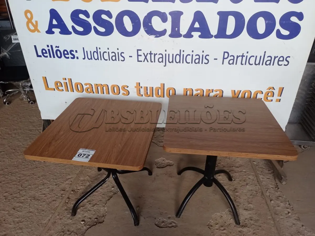 LOTE 072 - 02 MESAS COM TAMPO DE MADEIRA E PÉS DE FERRO MEDINDO 70CMX70CM. (NO ESTADO, NÃO SABEMOS SE FUNCIONA. LEILÃO NÃO TEM GARANTIA E NEM DEVOLUÇÃO).