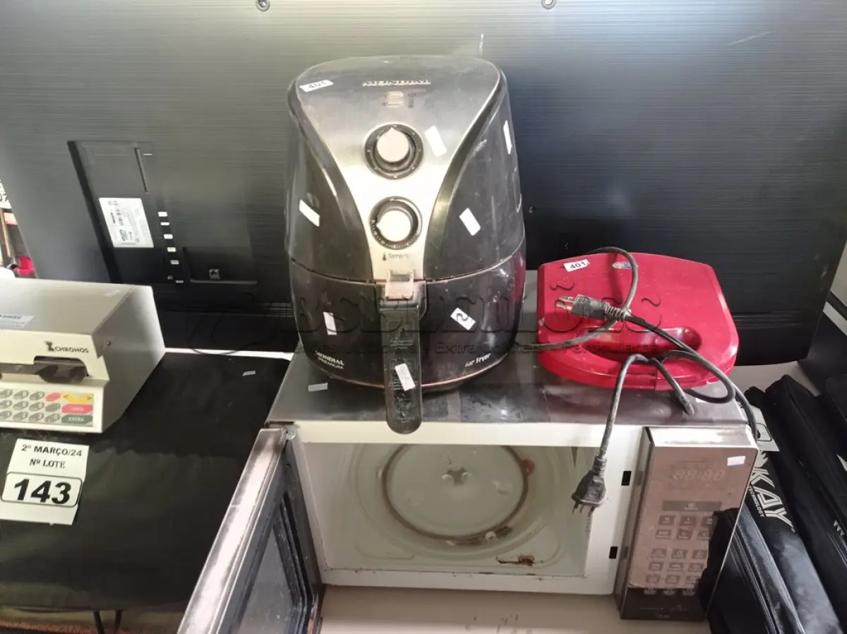 LOTE 142 - 01 MICRO-ONDAS, 01 AIR FRY E 01 SANDUICHEIRA. (NO ESTADO) ATENÇÃO! FAZER A VISITAÇÃO ANTES DE ARREMATAR, NÃO SABEMOS SE FUNCIONA. LEILÃO NÃO TEM GARANTIA E NEM DEVOLUÇÃO, SUJEITO A POSSÍVEIS AVARIAS VISÍVEIS/OCULTAS E/OU AUSÊNCIA DE COMPONENTES.