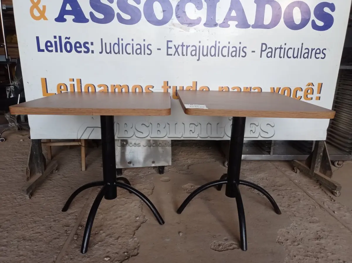 LOTE 068 - 02 MESAS COM TAMPO DE MADEIRA E PÉS DE FERRO MEDINDO 70CMX70CM. (NO ESTADO, NÃO SABEMOS SE FUNCIONA. LEILÃO NÃO TEM GARANTIA E NEM DEVOLUÇÃO).