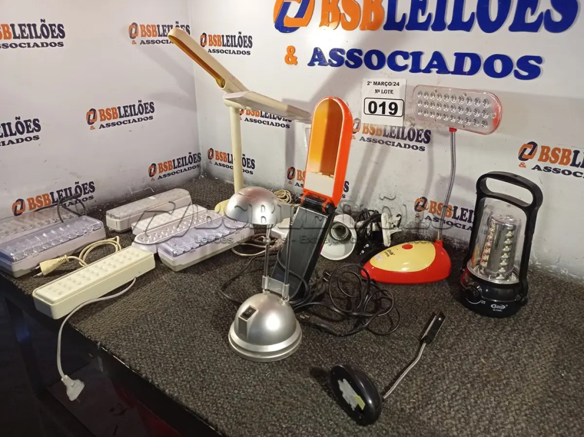 LOTE 019 - 01 LOTE COM VÁRIAS LUMINÁRIAS MARCAS E MODELOS DIVERSOS. (NO ESTADO) ATENÇÃO! FAZER A VISITAÇÃO ANTES DE ARREMATAR, NÃO SABEMOS SE FUNCIONA. LEILÃO NÃO TEM GARANTIA E NEM DEVOLUÇÃO, SUJEITO A POSSÍVEIS AVARIAS VISÍVEIS/OCULTAS E/OU AUSÊNCIA DE COMPONENTES.