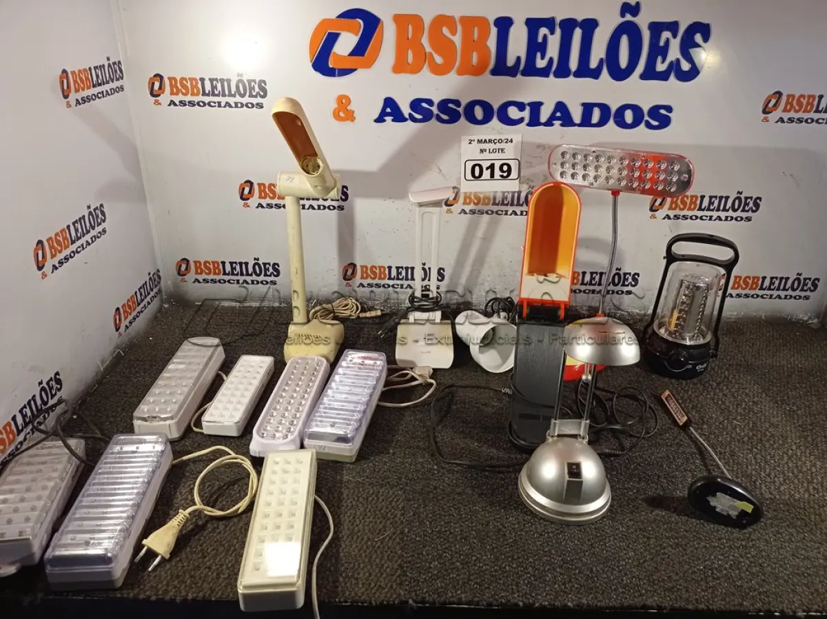 LOTE 019 - 01 LOTE COM VÁRIAS LUMINÁRIAS MARCAS E MODELOS DIVERSOS. (NO ESTADO) ATENÇÃO! FAZER A VISITAÇÃO ANTES DE ARREMATAR, NÃO SABEMOS SE FUNCIONA. LEILÃO NÃO TEM GARANTIA E NEM DEVOLUÇÃO, SUJEITO A POSSÍVEIS AVARIAS VISÍVEIS/OCULTAS E/OU AUSÊNCIA DE COMPONENTES.