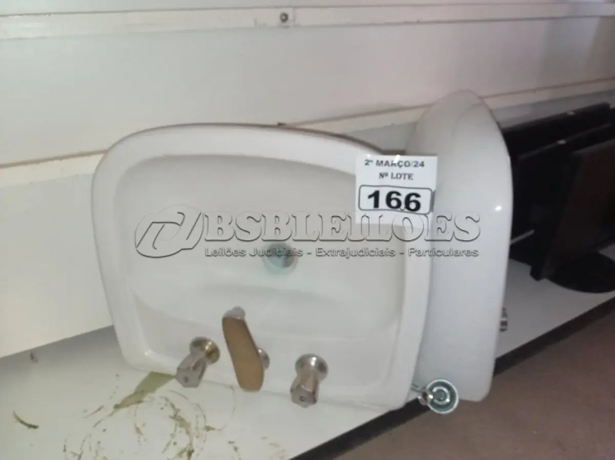 LOTE 166 - 02 CUBAS PARA LAVATÓRIO COM TORNEIRAS DE METAL COM ACIONAMENTO DUPLO. (NO ESTADO) ATENÇÃO! FAZER A VISITAÇÃO ANTES DE ARREMATAR, NÃO SABEMOS SE FUNCIONA. LEILÃO NÃO TEM GARANTIA E NEM DEVOLUÇÃO, SUJEITO A POSSÍVEIS AVARIAS VISÍVEIS/OCULTAS E/OU AUSÊNCIA DE COMPONENTES.