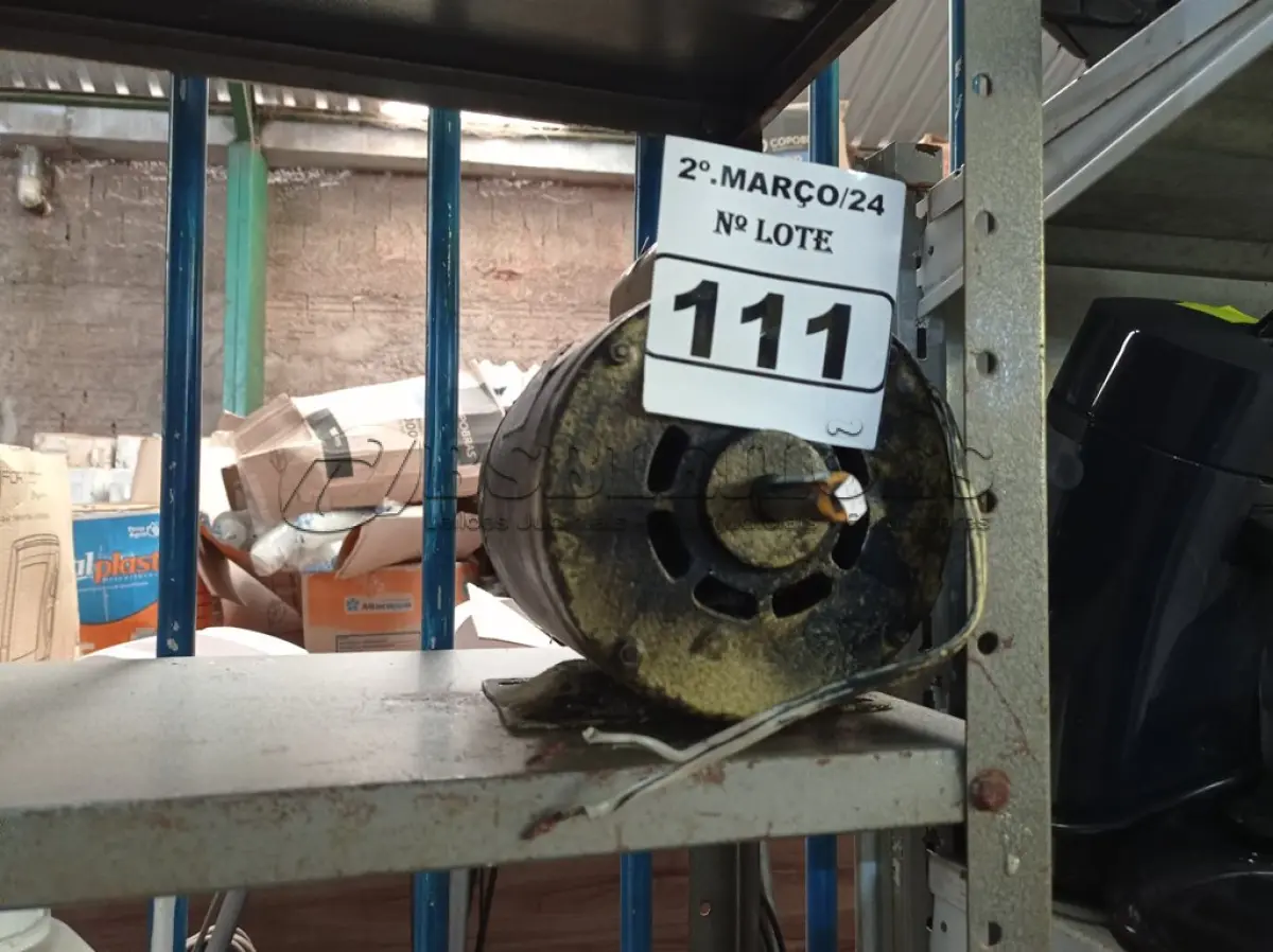 LOTE 111 - 01 MOTOR ELÉTRICO. (NO ESTADO) ATENÇÃO! FAZER A VISITAÇÃO ANTES DE ARREMATAR, NÃO SABEMOS SE FUNCIONA. LEILÃO NÃO TEM GARANTIA E NEM DEVOLUÇÃO, SUJEITO A POSSÍVEIS AVARIAS VISÍVEIS/OCULTAS E/OU AUSÊNCIA DE COMPONENTES.