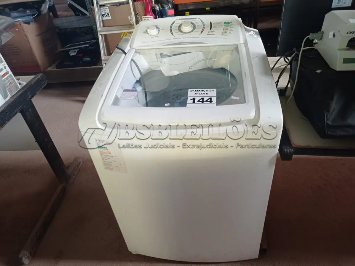 LOTE 144 - 01 MÁQUINA DE LAVAR ROUPAS MARCA ELECTROLUX 12KG 220V. (NO ESTADO) ATENÇÃO! FAZER A VISITAÇÃO ANTES DE ARREMATAR, NÃO SABEMOS SE FUNCIONA. LEILÃO NÃO TEM GARANTIA E NEM DEVOLUÇÃO, SUJEITO A POSSÍVEIS AVARIAS VISÍVEIS/OCULTAS E/OU AUSÊNCIA DE COMPONENTES.
