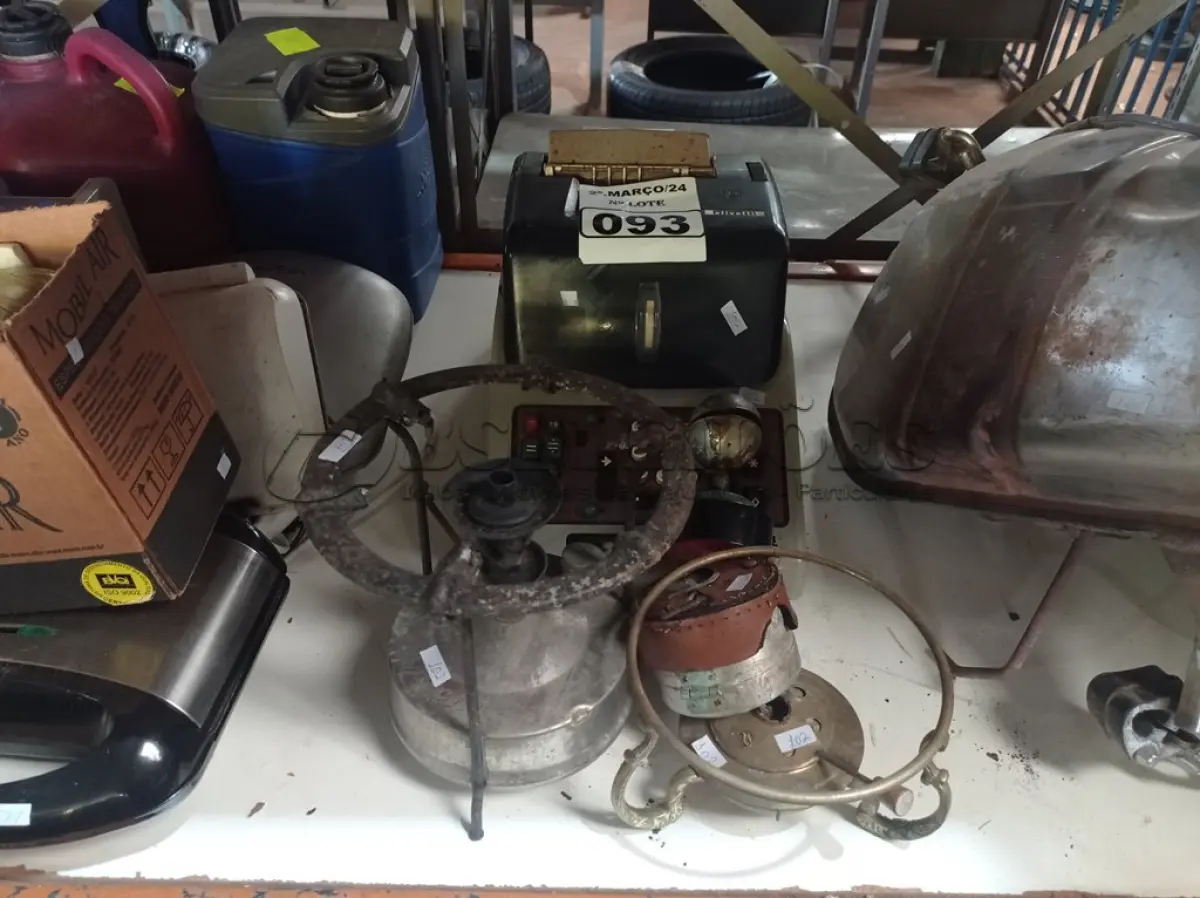LOTE 093 - 01 MÁQUINA DE ESCREVER E 03 FOGAREIROS ANTIGOS. (NO ESTADO) ATENÇÃO! FAZER A VISITAÇÃO ANTES DE ARREMATAR, NÃO SABEMOS SE FUNCIONA. LEILÃO NÃO TEM GARANTIA E NEM DEVOLUÇÃO, SUJEITO A POSSÍVEIS AVARIAS VISÍVEIS/OCULTAS E/OU AUSÊNCIA DE COMPONENTES.