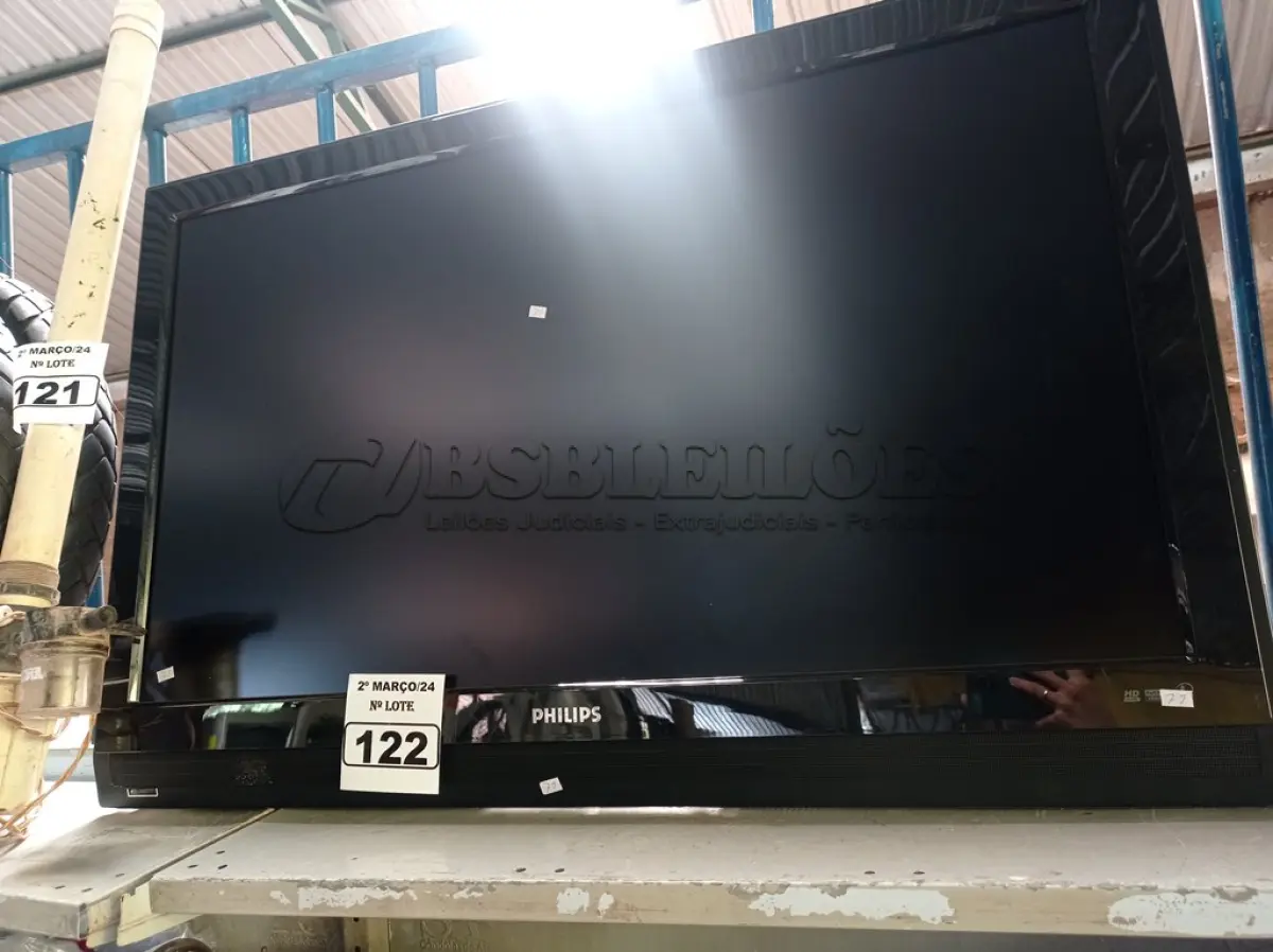 LOTE 122 - 01 TV PHILIPS 42” POL PARA RETIRADA DE PEÇAS. (NO ESTADO) ATENÇÃO! FAZER A VISITAÇÃO ANTES DE ARREMATAR, NÃO SABEMOS SE FUNCIONA. LEILÃO NÃO TEM GARANTIA E NEM DEVOLUÇÃO, SUJEITO A POSSÍVEIS AVARIAS VISÍVEIS/OCULTAS E/OU AUSÊNCIA DE COMPONENTES.