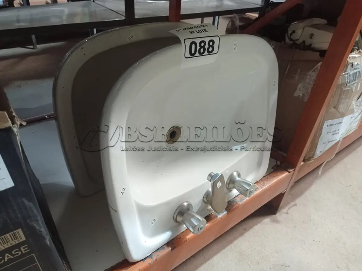 LOTE 088 - 02 CUBAS PARA LAVATÓRIO COM TORNEIRAS DE METAL COM ACIONAMENTO DUPLO. (NO ESTADO) ATENÇÃO! FAZER A VISITAÇÃO ANTES DE ARREMATAR, NÃO SABEMOS SE FUNCIONA. LEILÃO NÃO TEM GARANTIA E NEM DEVOLUÇÃO, SUJEITO A POSSÍVEIS AVARIAS VISÍVEIS/OCULTAS E/OU AUSÊNCIA DE COMPONENTES.